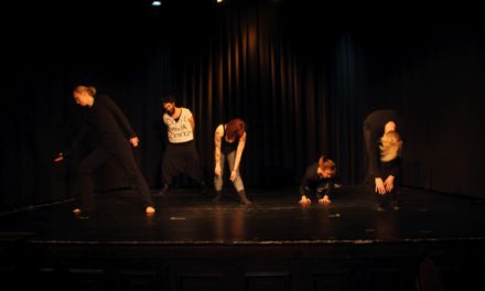 Tanz­im­pro­vi­sa­ti­on trifft Tanztheater
